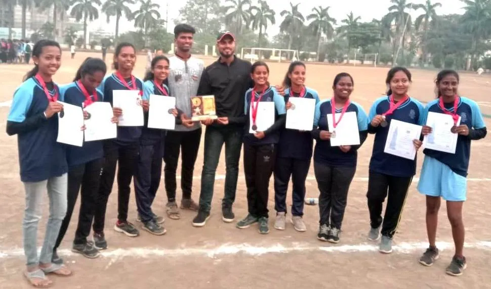 University Bronz Medal Ball Badminton Giris Team 2019-20